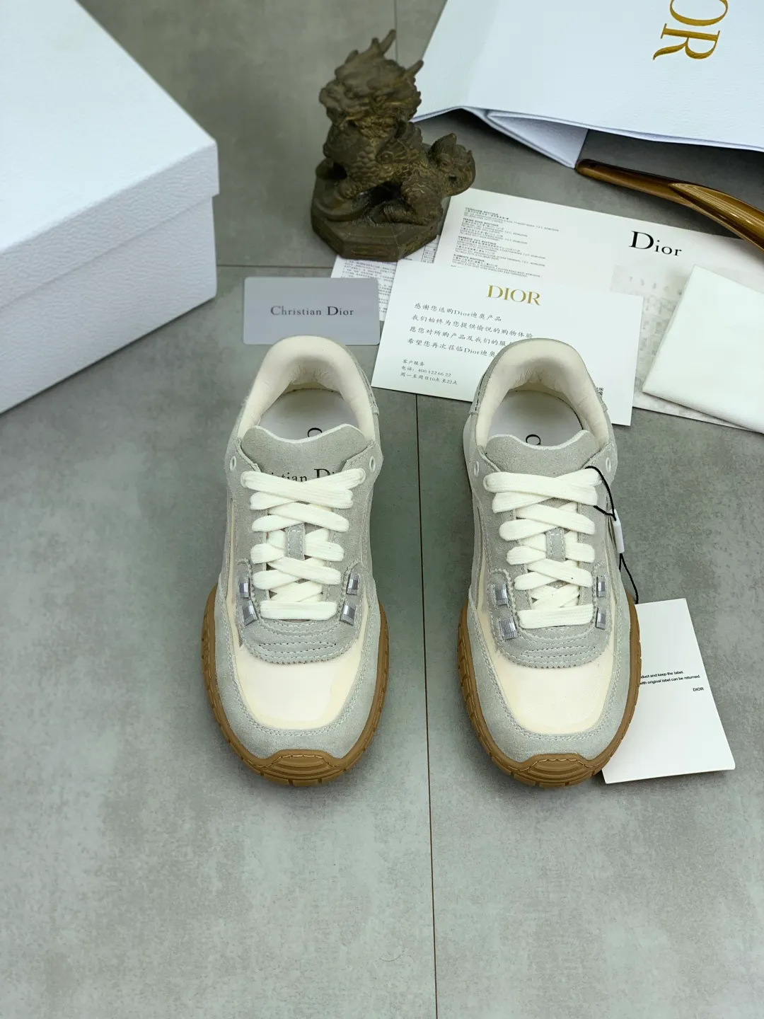 Men's men's shoes P520 new Dior Tech sneakers 2026 early spring series new products, with fashionable details, highlighting retro aesthetics. The light beige anti-suede cow leather upper is spliced ​​with apricot transparent mesh fabric on the side. The upper window edge is adhered with high-frequency flat ironing and back-pressure. It replicates the original craftsmanship, making it beautiful and comfortable without falling off. The interior is made of sheep lining of the same color, which is soft and comfortable. The heel and tongue are embellished with the Paris logo. The textured TPU soles with the same color logo. The high-end version is exquisitely packaged, adding a high-end style.  Code number: 35-46